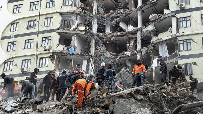 Telediario 2 - Los servicios de rescate buscan supervivientes entre los escombros del terremoto en Turquía y Siria