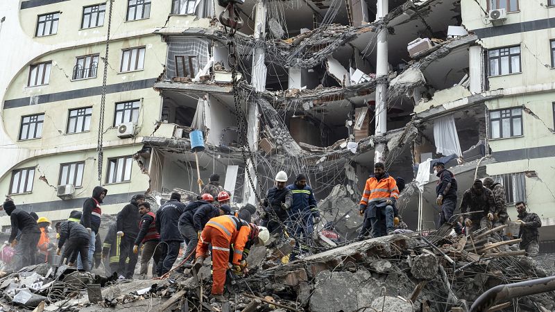 Los servicios de rescate buscan supervivientes entre los escombros del terremoto en Turquía y Siria 