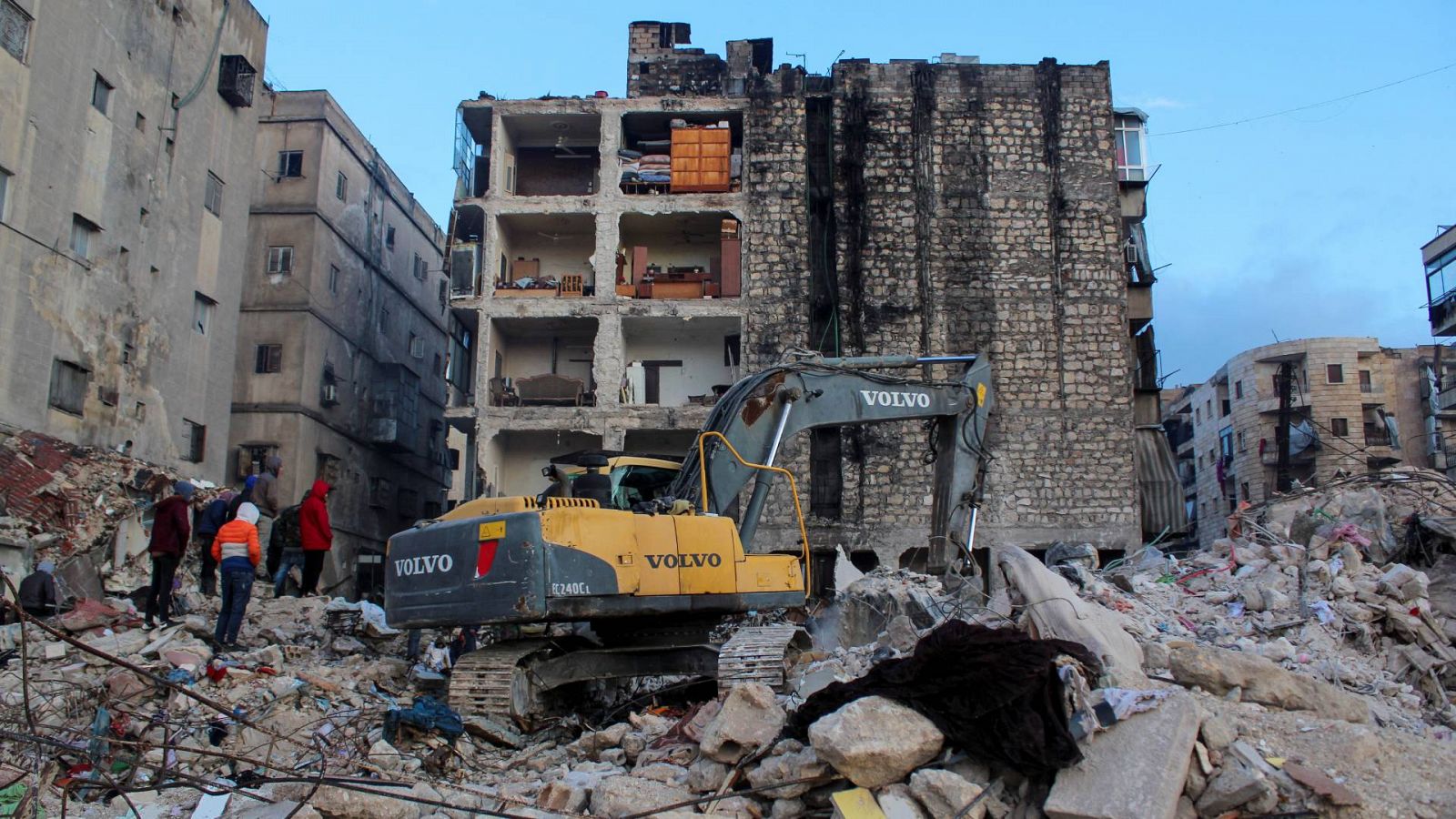 Las labores de rescate han seguido durante la noche con temperaturas bajo cero