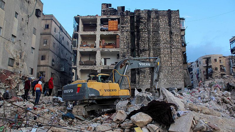 Las labores de rescate han seguido durante la noche con temperaturas bajo cero