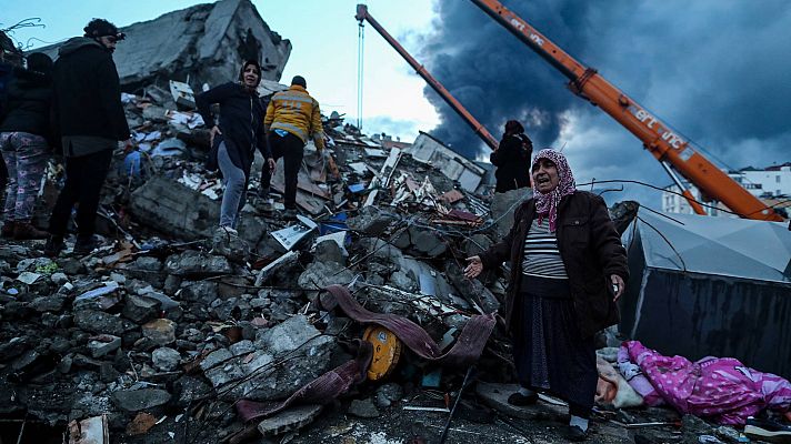 Angustia en los rescates tras el terremoto en Turquía