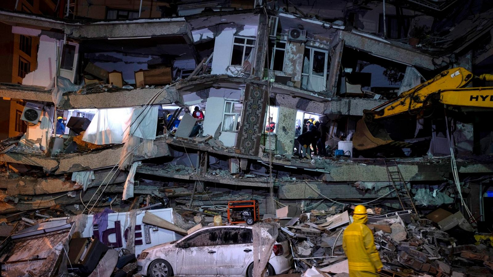 Los equipos de rescate trabajan contra reloj en la ciudad turca de Diyarbakir