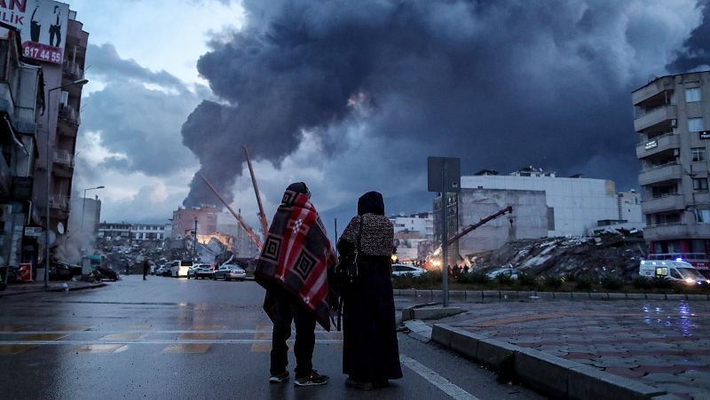 Los servicios de emergencia siguen buscando supervivientes después de los seísmos que dejan más de 5.000 muertos