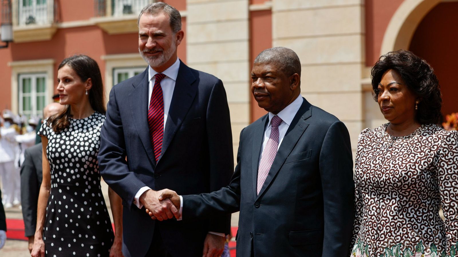 Los reyes llegan a Angola en su primera visita de Estado 