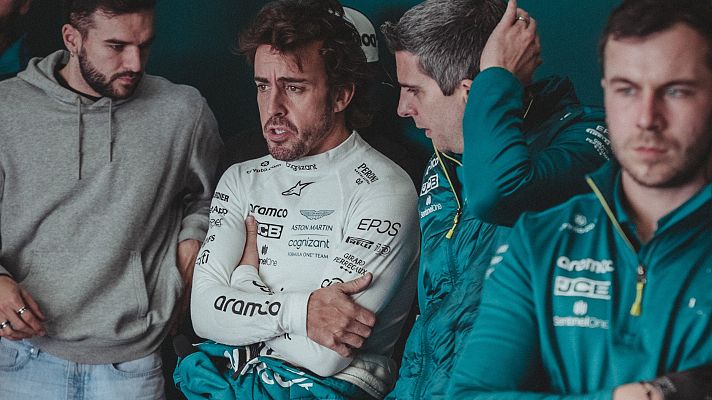 Telediario 2 - Alonso se sube al Aston Martin por primera vez en España