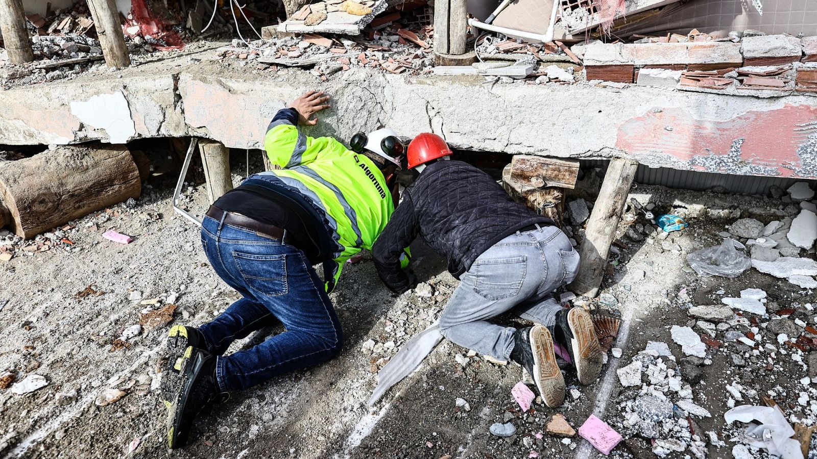 Los equipos, entre ellos bomberos y militares españoles, trabajan contra reloj en busca de vida - Ver ahora