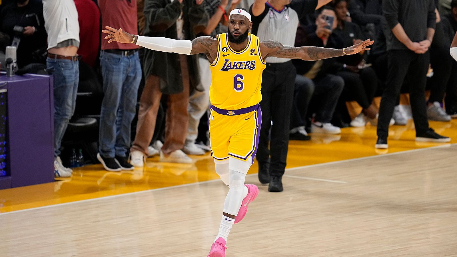LeBron James hace historia y se convierte en el máximo anotador de la NBA          