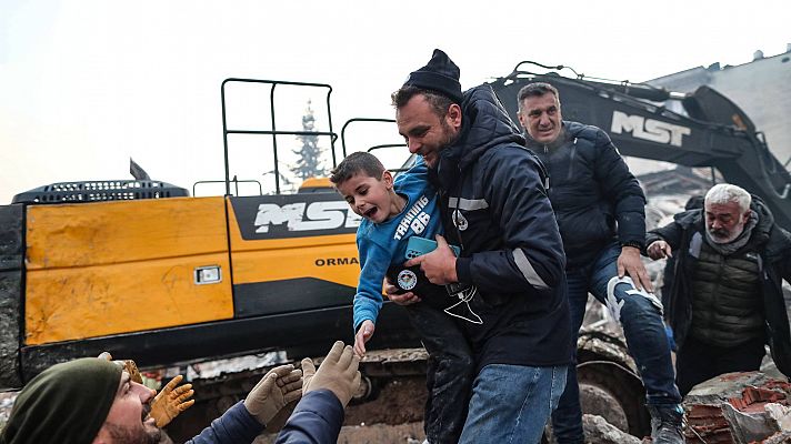La vida se abre paso entre los escombros de los terremotos de Turquía y Siria