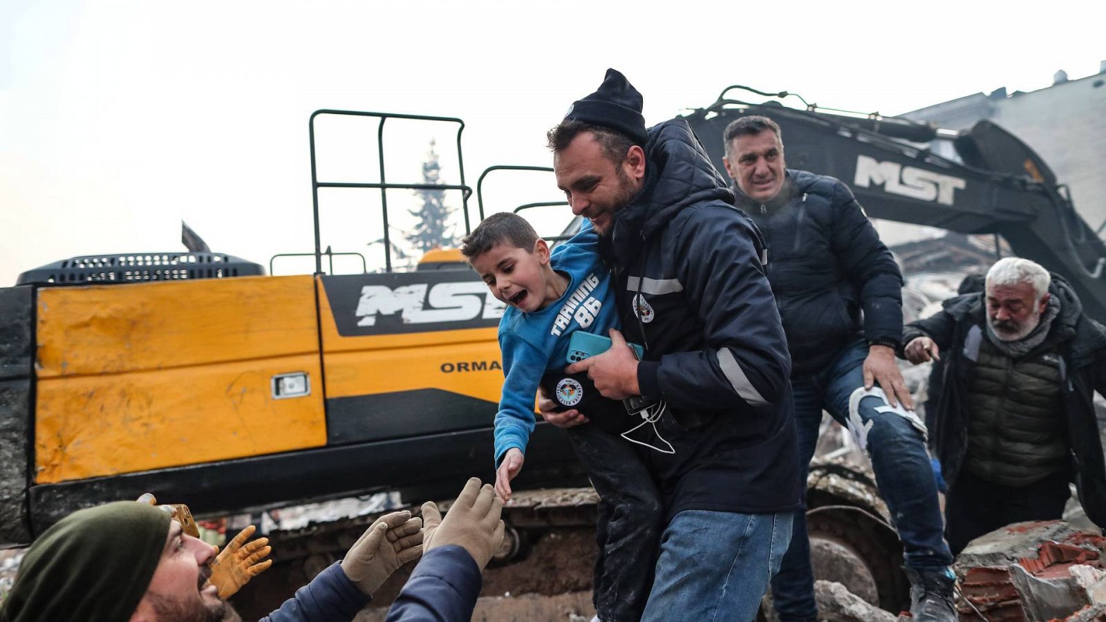 Los emotivos rescates en el terremoto de Turquía y Siria: de repente, la vida