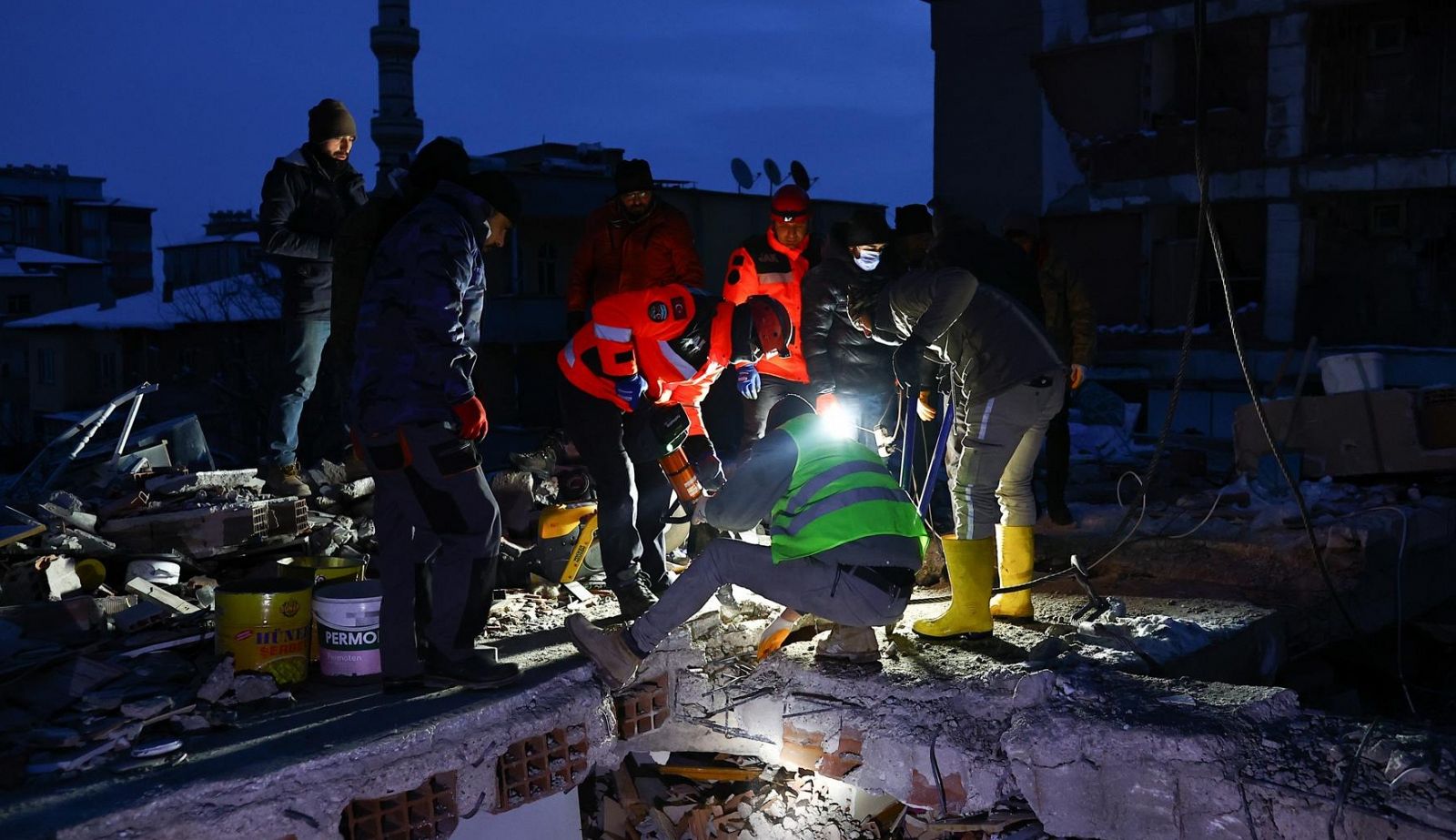Un equipo español rescata a un joven entre los escombros en Turquía