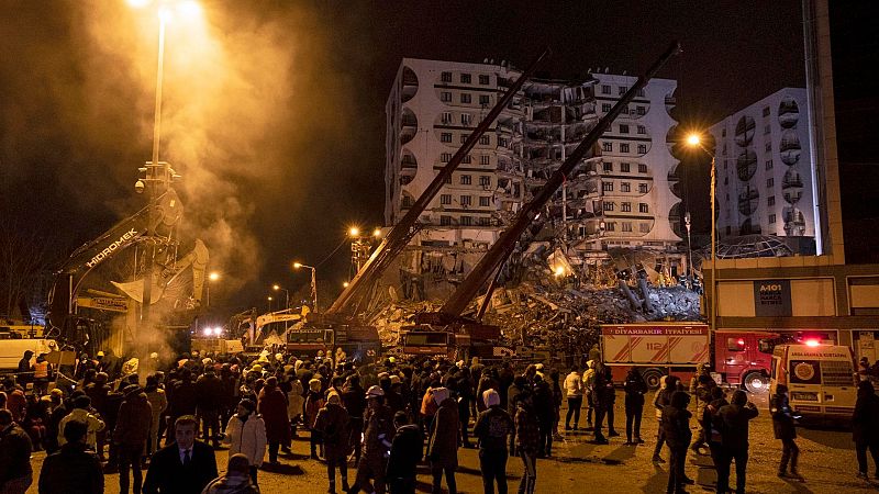 Continúa la carrera por rescatar a los supervivientes de los terremotos en Turquía y Siria