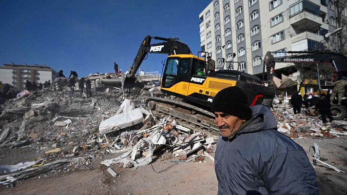 Los equipos de rescate intensifican la búsqueda de supervivientes mientras la cifra de muertos supera los 11.200 