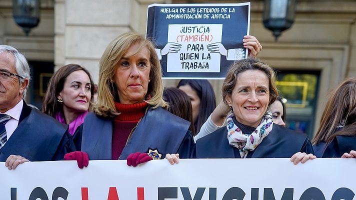 Telediario 1 - Los letrados de la Administración de Justicia se concentran para pedir mejoras laborales