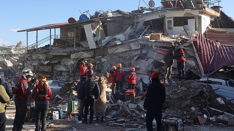 Los rescates a contrarreloj continúan en Siria y Turquía       