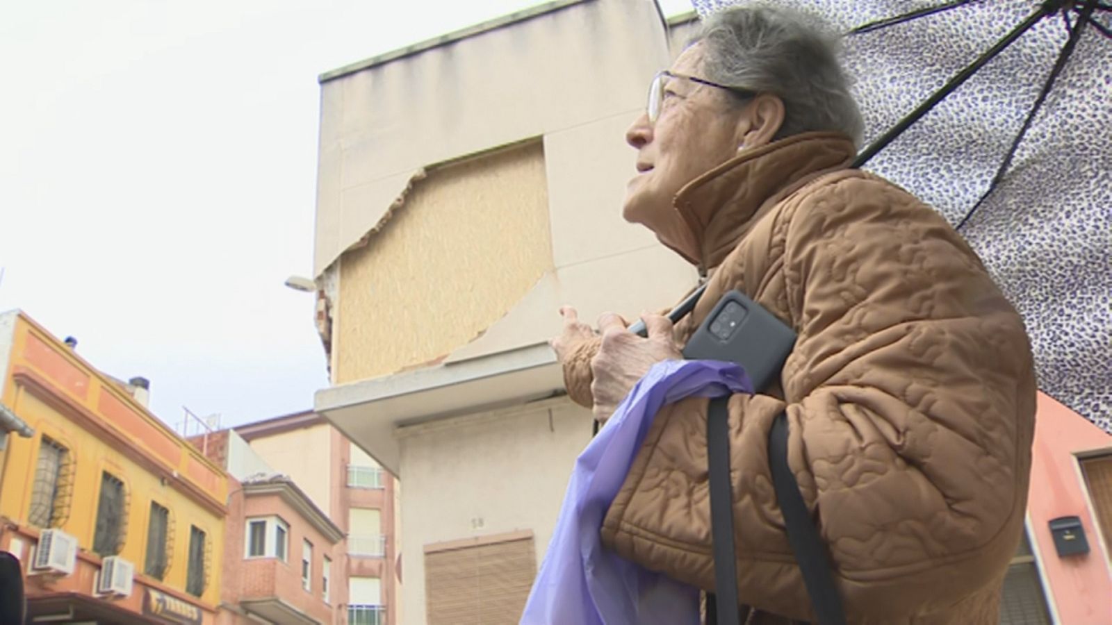Una grúa rompe una casa en Tavernes de la Valldigna