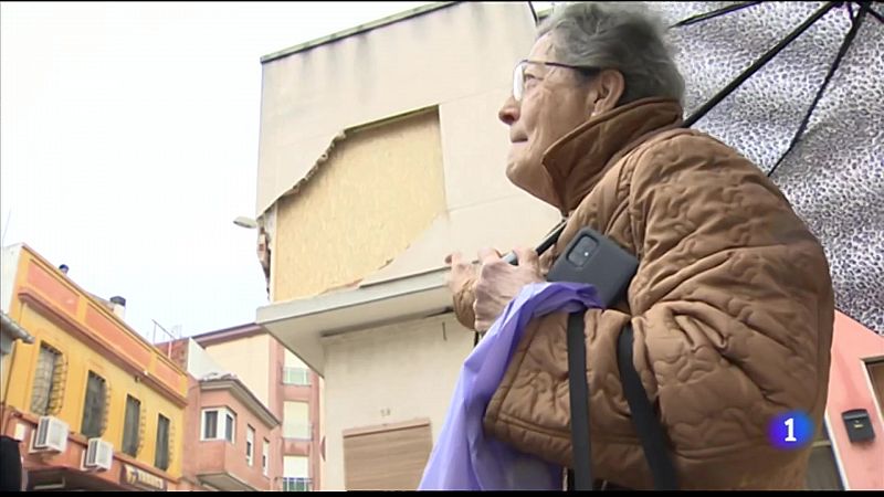 Una grúa rompe una casa en Tavernes de la Valldigna