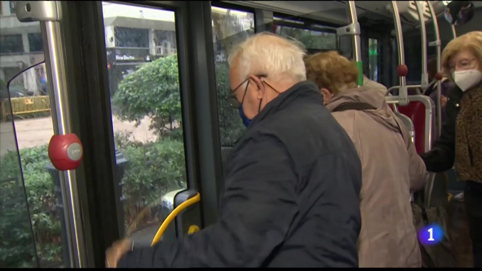 Primeros días sin mascarilla en el transporte público