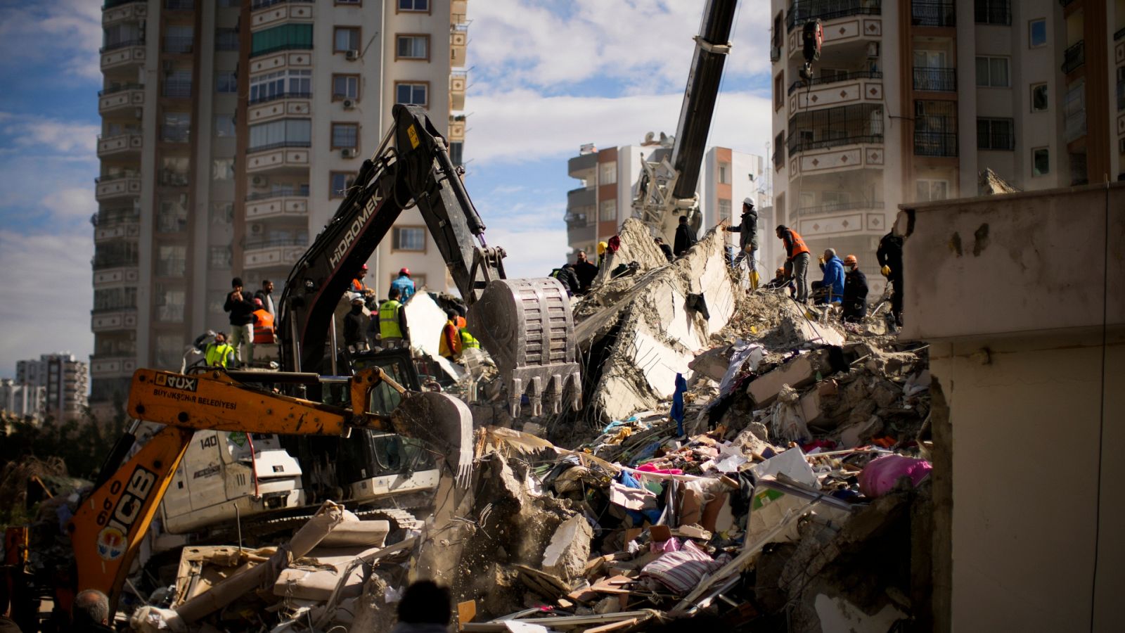 Los equipos de rescate se afanan en las labores de búsqueda de supervivientes