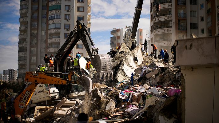 Los equipos de rescate se afanan en las labores de búsqueda de supervivientes de los terremotos en Turquía 72 horas después