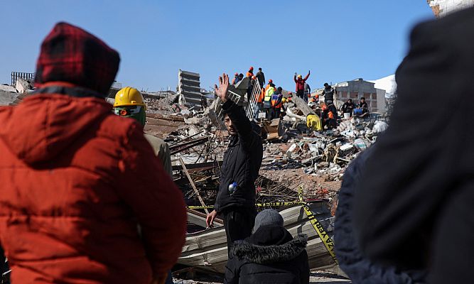 Así trabajan los bomberos desplazados en las zonas afectadas por los terremotos