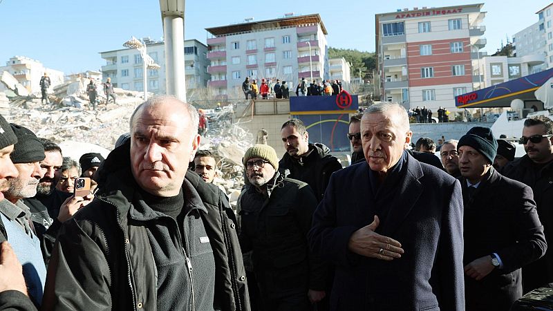 La población turca se debate entre la indignación por la gestión de la catástrofe y el agradecimiento a los rescatadores internacionales