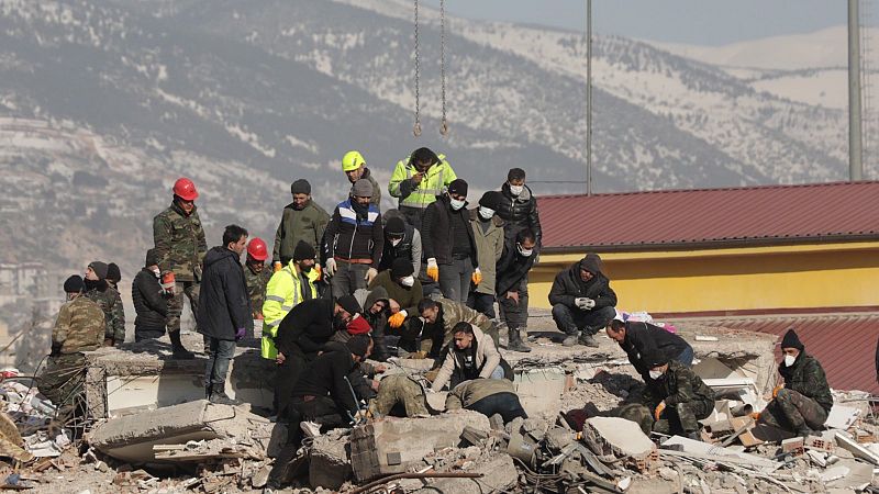 Los equipos de rescate apuran las esperanzas para encontrar supervivientes    