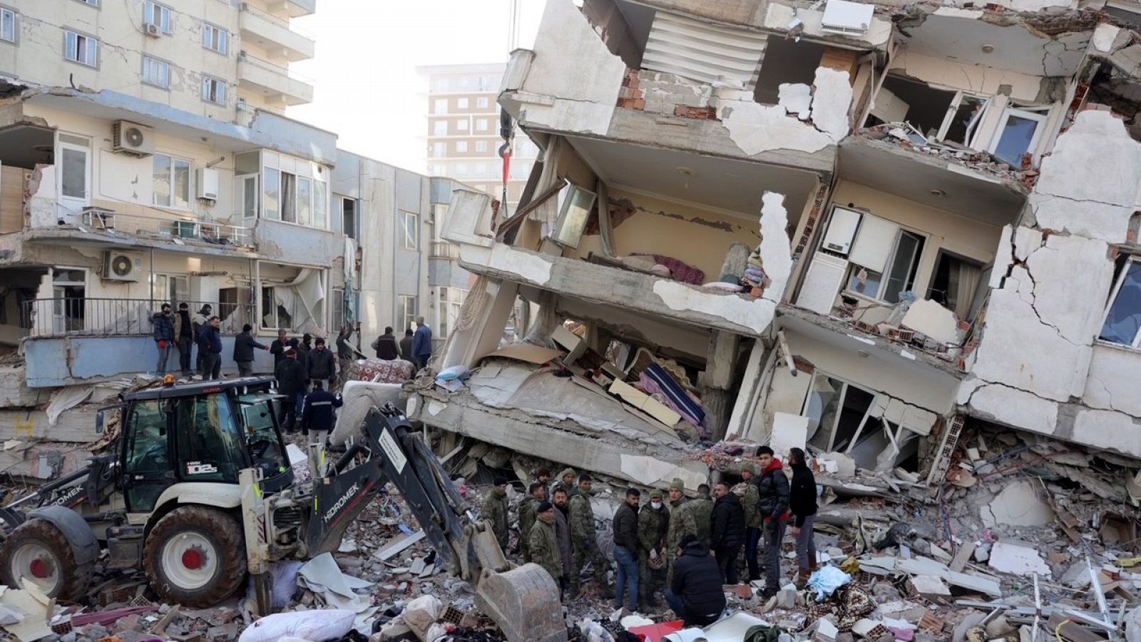 Barrios vacíos y pocos negocios abiertos tras el terremoto: "Esas torres no están preparadas" 