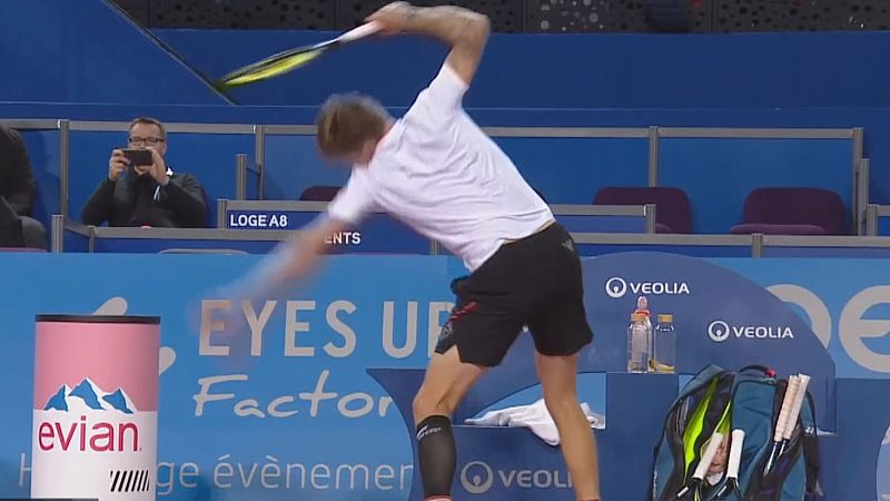 El tenista Alexandr Búblik rompe tres raquetas seguidas presa de la ira