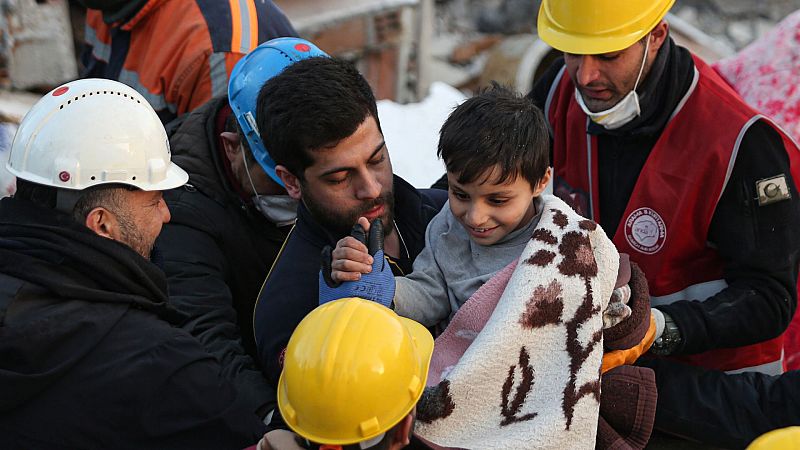 Tristeza, irratibilidad o pesadillas: las secuelas del terremoto en los menores rescatados en Siria y Turquía