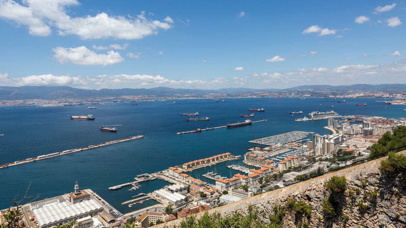 Trasvasan crudo ruso entre buques hacia China a escasos kilómetros de Ceuta