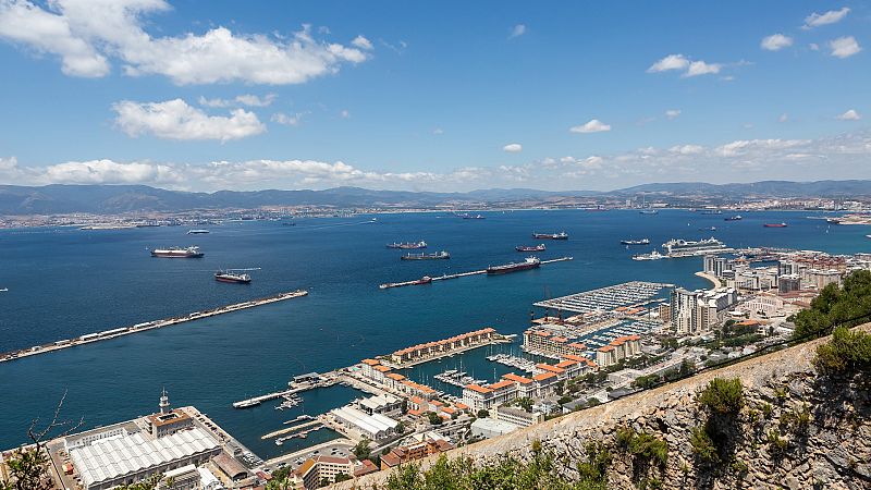 Trasvasan crudo ruso entre buques hacia China a escasos kilómetros de Ceuta