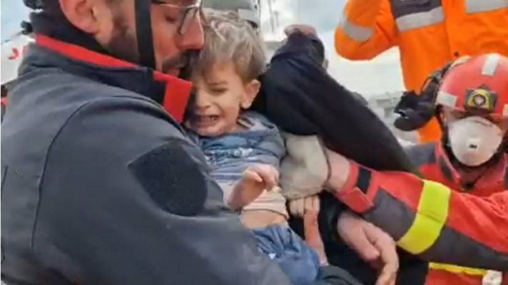 La UME rescata con vida a dos niños cinco días después del terremoto en Turquía