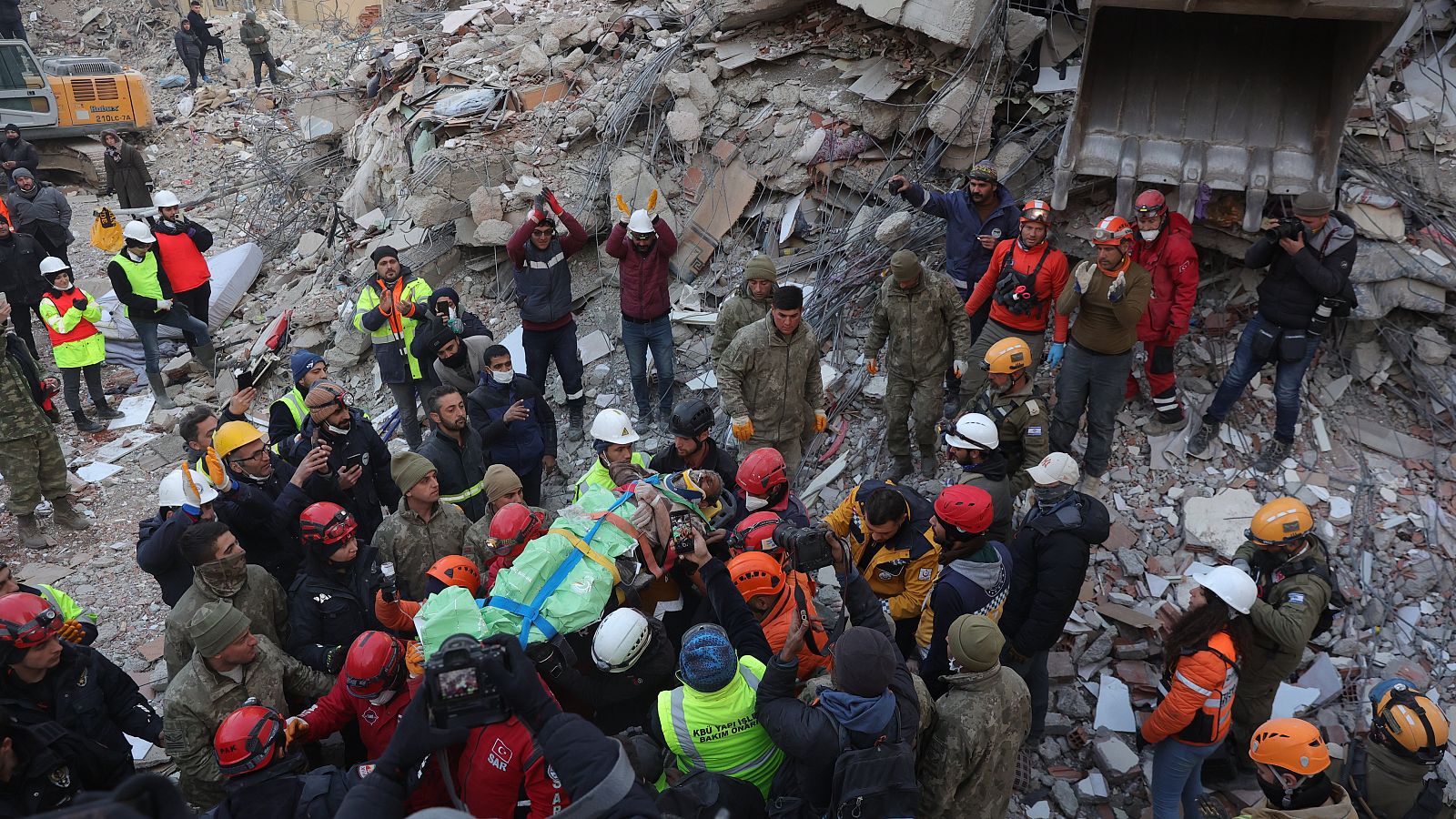 Los rescatistas hallan supervivientes tras cinco días bajo los escombros