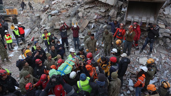 Los rescatistas hallan supervivientes tras cinco días bajo los escombros mientras la cifra de muertos supera los 22.300