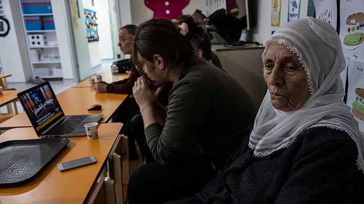 Los supervivientes encaran el quinto día sin hogar tras los terremotos