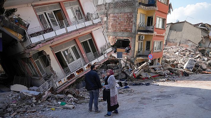 Hallan supervivientes seis días después del terremoto en Turquía