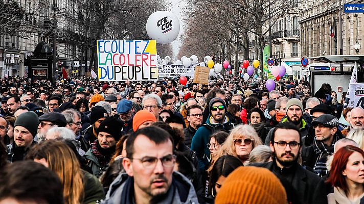 Las protestas contra la reforma de las pensiones incendian el centro de París