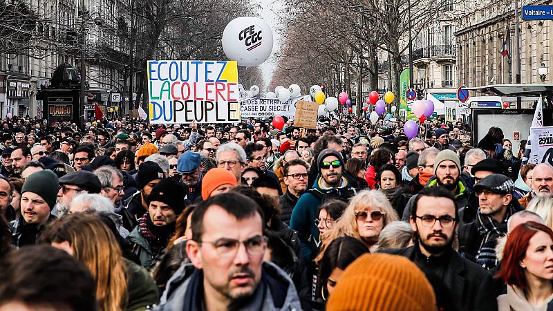 Las protestas contra la reforma de las pensiones incendian el centro de París