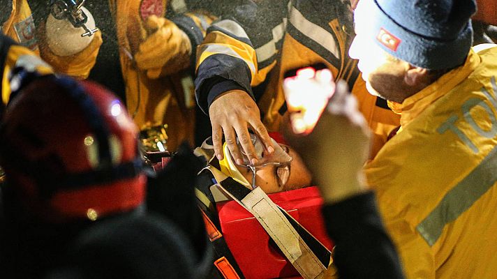 Los rescatistas trabajan contra reloj buscando vida bajo los escombros