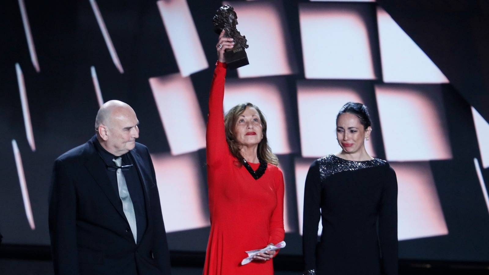  La familia de Carlos Saura recibe el Goya de Honor ante un público emocionado y en pie: "Nos enseñó que la cultura es lo más importante"