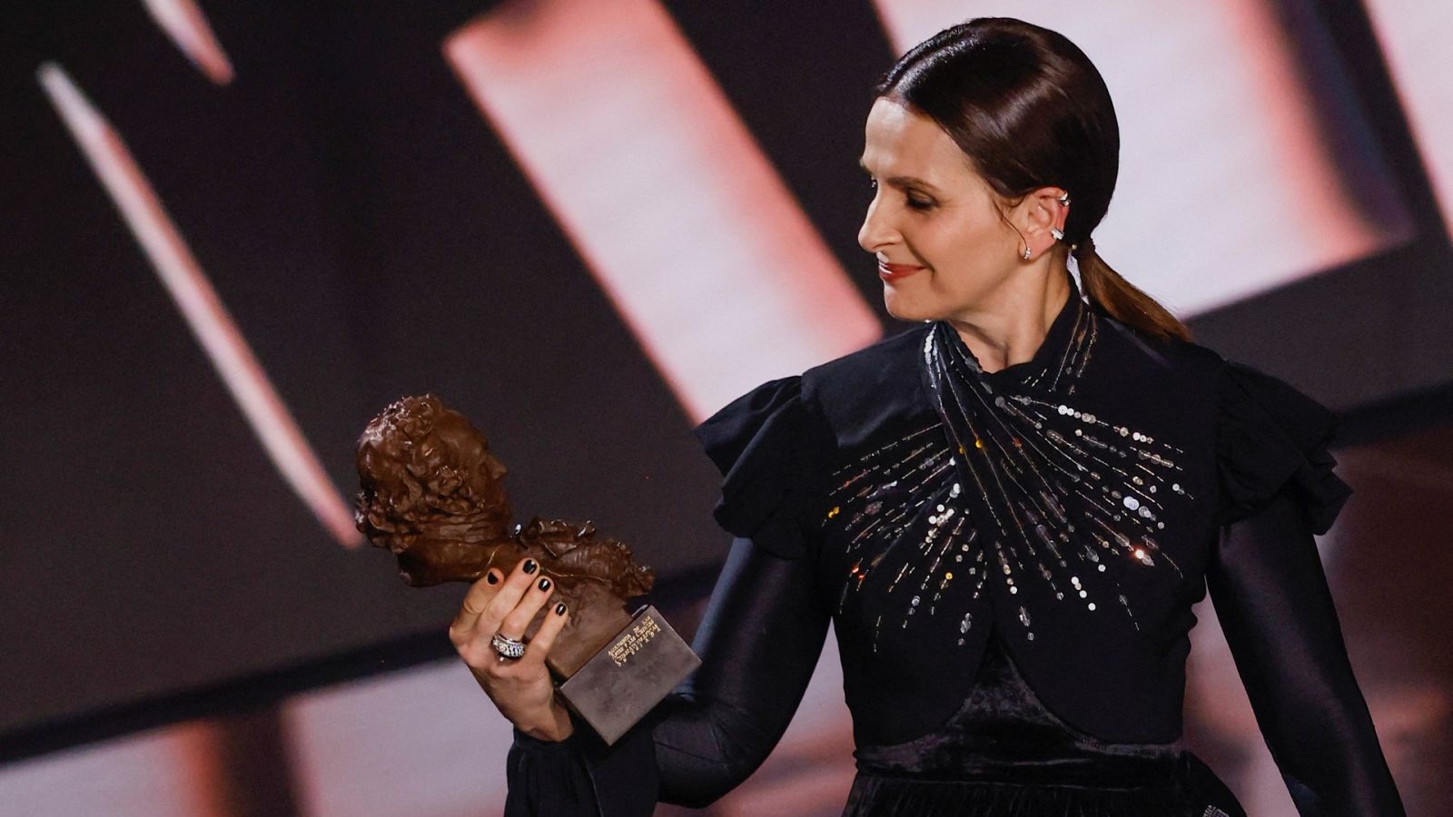 La actriz francesa Juliette Binoche recibe el Goya Internacional 2023 en la gala de los Goya 2023 y ha recordado la carrera del cineasta Carlos Saura, a quien la Academia ha dado el Goya de Honor en esta edición.