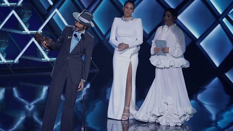 Leiva recoge el Goya a mejor canción original por 'Sintiéndolo mucho', compuesta junto a Joaquín Sabina: "Te quiero mucho, flaco"