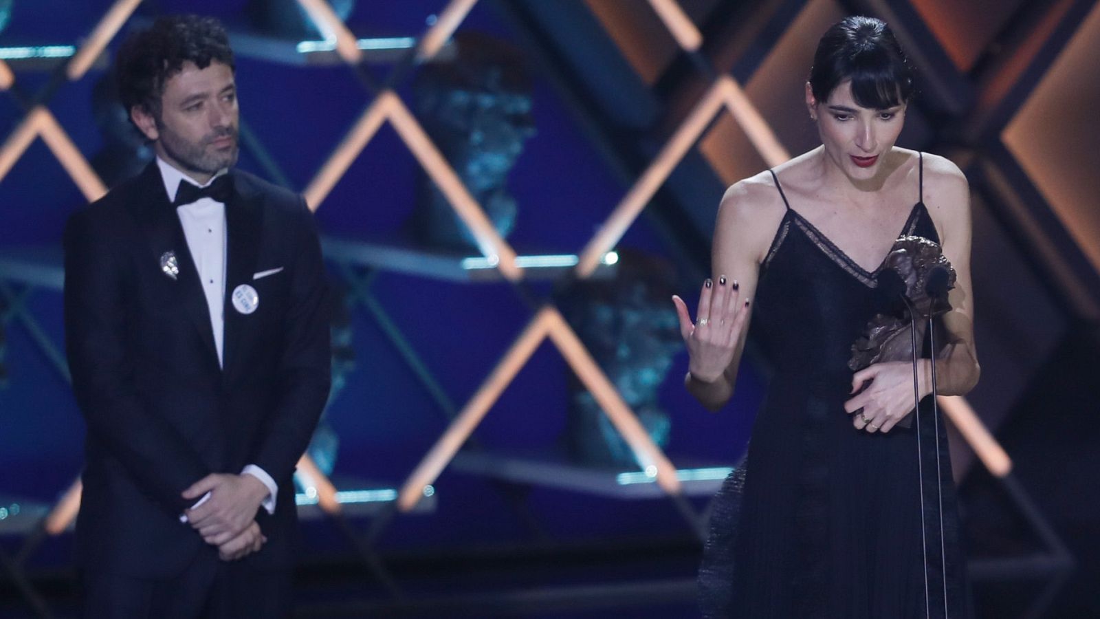 Isabel Peña y Rodrigo Sorogoyen han ganado el premio al mejor guion original por 'As bestas' en los Premios Goya 2023.