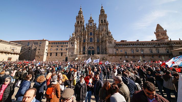 Telediario Matinal - Miles de personas se manifiestan en Santiago contra los recortes sanitarios