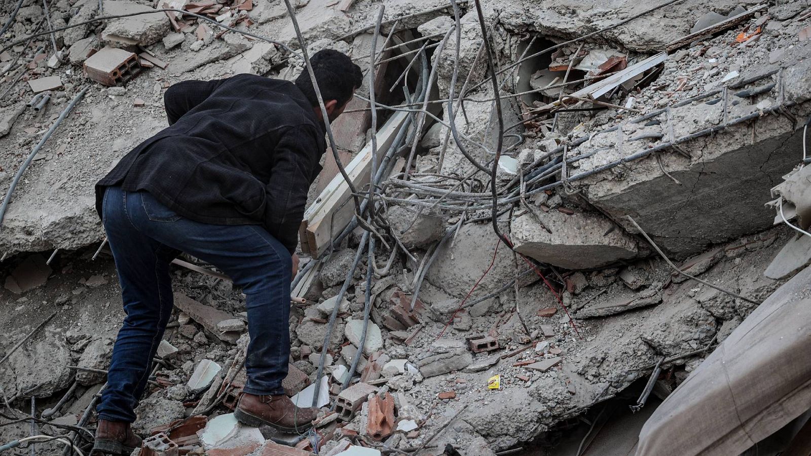 Siguen encontrando supervivientes de los terremotos en Turquía