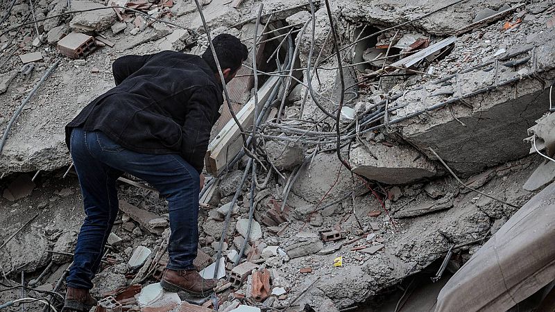 Siguen encontrando supervivientes seis días después de los terremotos en Turquía y Siria