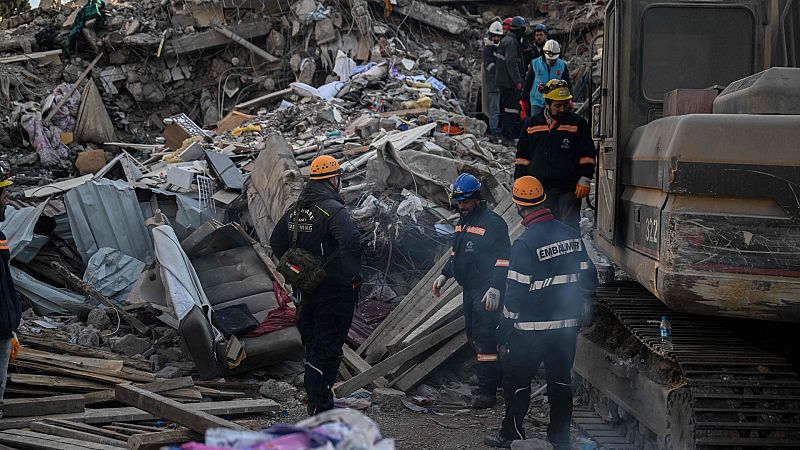 Las máquinas entran a retirar escombros una semana después del terremoto en Turquía y Siria - Ver ahora