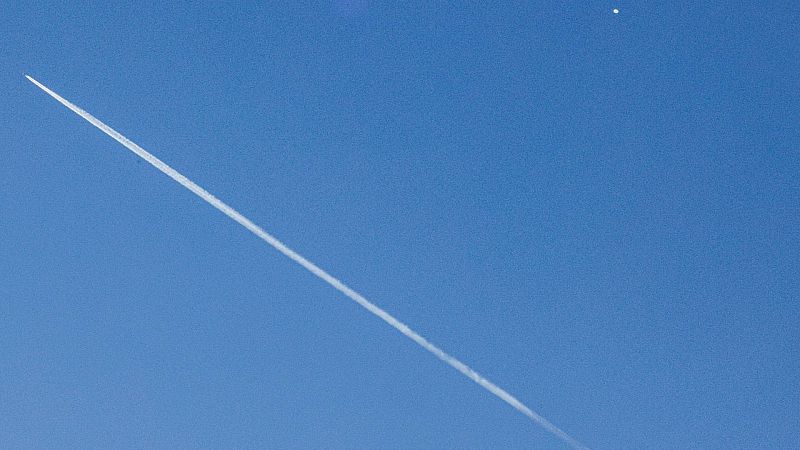 Objetos no identificados siguen sobrevolando el espacio aéreo de Estados Unidos y Canadá