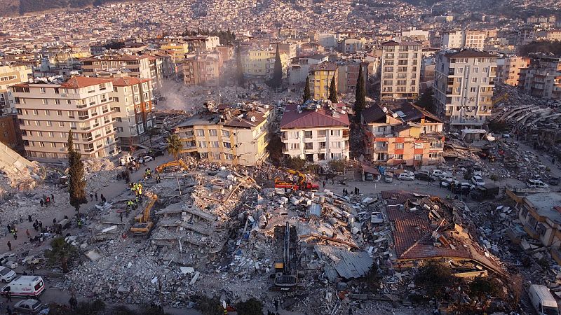 Rescatistas de Estambul salvan a una mujer en Antakya