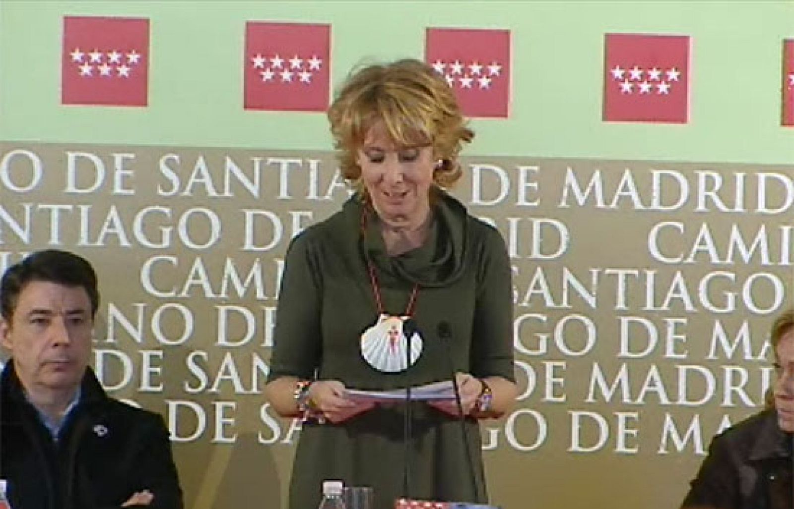 Ha sido durante un acto sobre el Camino de Santiago en Madrid. La presidenta de la Comunidad de Madrid mantenía una conversación privada sobre Caja Madrid con su vicepresidente, Ignacio González, y la consejera de Medio Ambiente, Anabel Mariño.